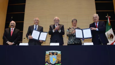 Líderes de la UNAM y de la Universidad de Washington muestran una carta de colaboración