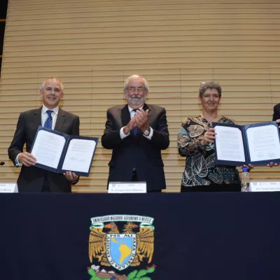 Líderes de la UNAM y de la Universidad de Washington muestran una carta de colaboración