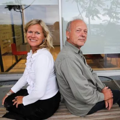 Norwegian Professors Jørn and Kristin Braa sitting back to back